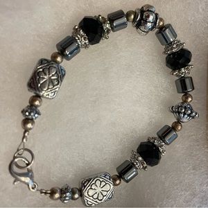 Cute fashion bracelet metal and stone.
